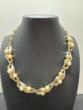 Vintage Lisner Gold-Tone Faux Pearl Necklace With Elegant Leaf Motif Adjustable